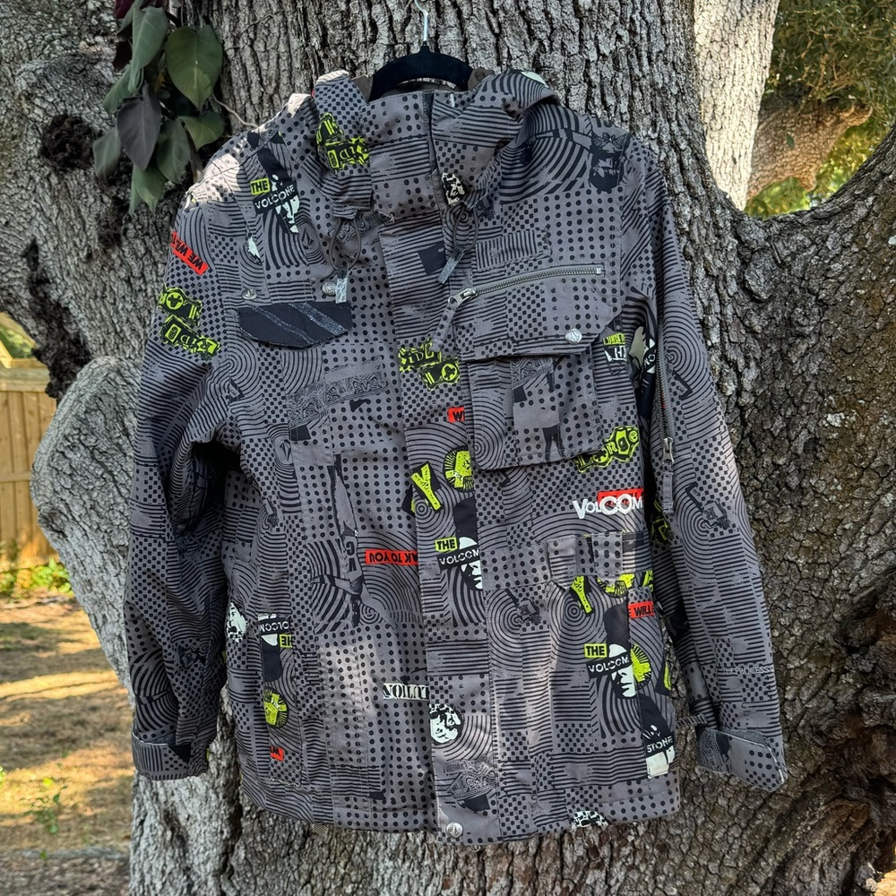 XL Volcom Youth hooded insulated ski board jacket with embroidered logo.Size XL
